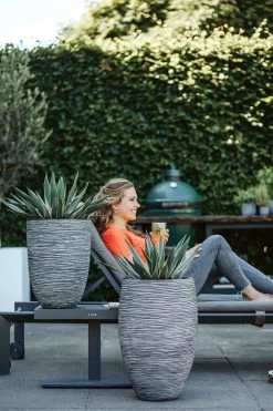 Capi Bloempot Nature Elegant Rib NL - D34 X H46cm - Antraciet 5 Capi Bloempot Nature Elegant Rib NL - D34 X H46cm - Antraciet -Groene Tuin Verkoop vaas elegant laag rib nl 36x47 antraciet bloempot 7 8